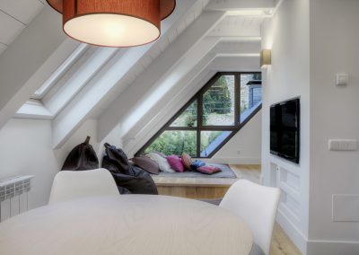 Tatami, sala de juegos, cama plataforma, decoración alegre: Reforma y decoración de vivienda en Baqueira (Valle de Arán-Pirineos)