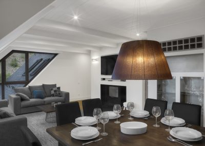 Salón-comedor, mesa de madera: Reforma y decoración de vivienda en Baqueira (Valle de Arán-Pirineos)