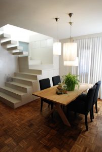 Trabajo de construcción de una casa en Panticosa (Valle de Tena-Huesca) según el proyecto realizado por Tourillon arquitectura. Entre los trabajos realizados se encuentra la reforma de la vivienda y el aprovechamiento del bajo cubierta.